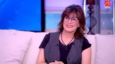 سماح أنور تكشف سر حفاظها على رشاقتها رغم عدم تناولها الماء منذ 17 عامًا.. فيديو