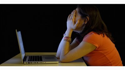 فتاة تنتحل شخصية رجل وتبتز النساء بمكالمات وفيديوهات على 