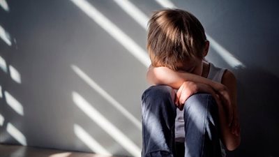 استشاري يُحذر من نقص فيتامين « د »: يُصيب الطفل بالتوحد