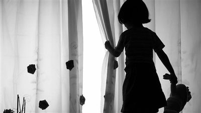 كهربائي يهتك عرض طفلة زوجته.. ويترقب إعدامه