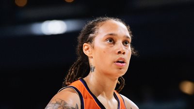 بايدن يتدخل في قضية بريتني غراينر وزوجتها المثلية