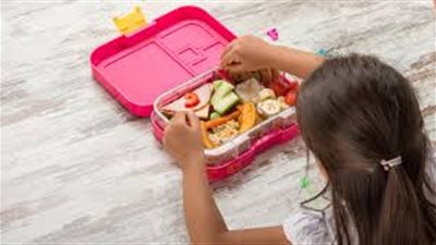 ارجعوا للكيس البلاستيك.. استشاري يحذر من اللانش بوكس