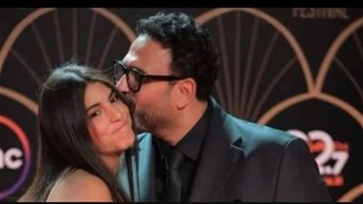 نشرة أهل الفن| قبلة أكرم حسني وإطلالة دنيا سمير غانم ورقص فيفي عبده