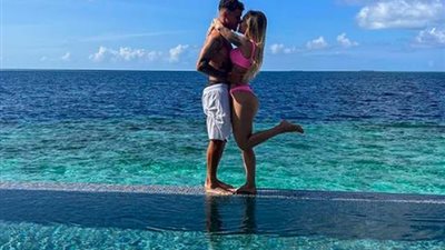 كوتينيو وزوجته في لقطات رومانسية بجزر المالديف.. صور