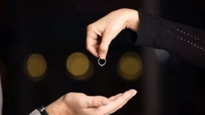 «أشعلت فستان زفافها».. جلسة تصوير لطلاق فتاة مصرية تُشعل السوشيال ميديا| فيديو