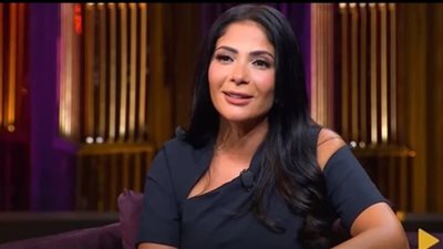 منى زكي: عشت قصة حب قبل أحمد حلمي.. وضحكت لما قالي 