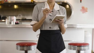 نادلة ترفض إعادة «بقشيش» بقيمة 3000 دولار .. والزبون والمقهى أمام القضاء!