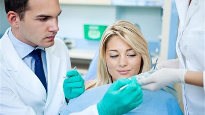 الإفتاء: يجوز للسيدات الكشف والولادة عند طبيب رجل في تلك الحالة