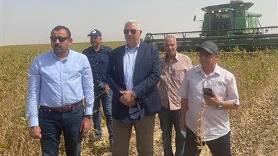 وزير الزراعة يزور 