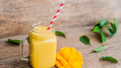 طريقة عمل عصير المانجو بالزبادي.. للشيف عمر إسماعيل