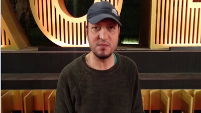 ليز تخطب ود «الأسياد»