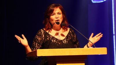 إلهام شاهين تسترجع ذكريات المسرح مع سمير غانم أثناء تكريمها بمهرجان الإسكندرية