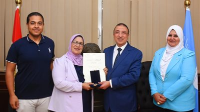 محافظ الإسكندرية يُسلم «الأم المثالية» وسام الكمال من الطبقة الثانية