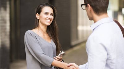 ما يجب أن تظهره أو تخفيه المرأة أمام زوج أختها.. إليك الضوابط الشرعية