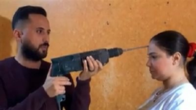 دينا الخارقة تكشف لـ «هير نيوز» أسرار قوتها وأكلها الزجاج.. فيديو