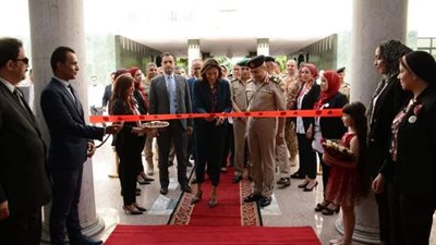 وزيرة الثقافة تشهد افتتاح معرض الكتاب الأول لأكاديمية ناصر العسكرية