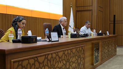 محافظ جنوب سيناء يُشدد على تسليم الكتب وتقسيط المصروفات الدراسية