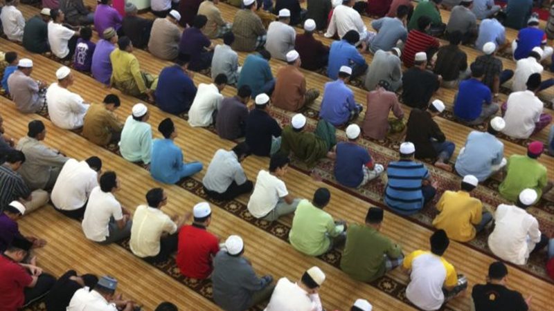 حكم صلاة الجمعة وسبب