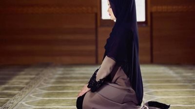 حكم عمل المرأة وقت صلاة الجمعة أو أدائها في المسجد