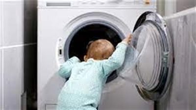 الغسالة القاتلة.. مصرع ربة منزل وطفلة في حادثين مأساويين 