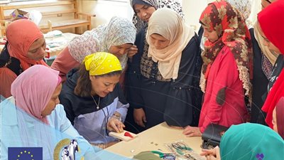 سيدات البحيرة يُحولن المواد الطبيعية إلى حُلي.. صور