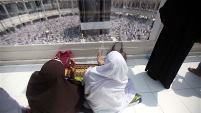 الإفتاء: يجوز للمرأة أن تحج وتعتمر نيابة عن الرجل بشرط!
