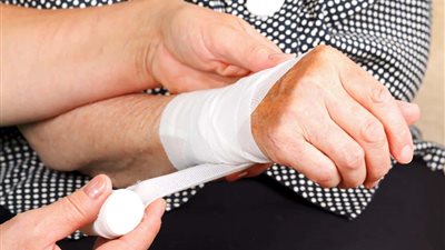 قطع يد امرأة وحاول ذبح نجلها.. تفاصيل القبض على 