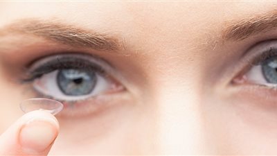 احذري هذا النوع من العدسات اللاصقة.. قد يُصيبك بالعمى