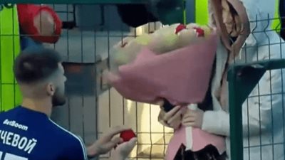 فتاة تتلقى خاتم الزواج في الملعب.. تصرف الحكم مفاجئ