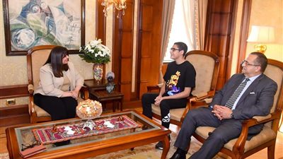 «وزيرة الهجرة» تستقبل الفائز ببطولة العالم في إحدى الألعاب الإلكترونية