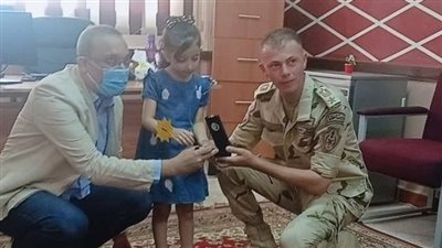 تكريم ابنة الشهيد الرائد محمود ناجي في أول يوم دراسة بسيناء