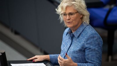 ضبط وزيرة الدفاع الألمانية بسجادة فاخرة