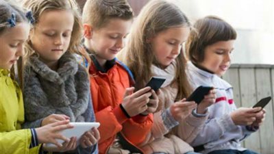 خبير يكشف طريقة لمراقبة هاتف طفلك.. ويحدد الجهاز المناسب له