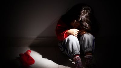 بينها تعذيب طفلته حتى الموت.. 3 جرائم بشعة ضد البراءة