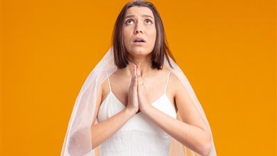 يبحثن عن الزواج.. أفريقيات يتضرعن بفساتين الزفاف في كنائس غانا 