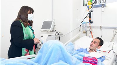 بعد إصابته في موزمبيق.. سها جندي تزور أحمد حسين في المستشفى