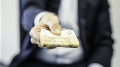 هل يجوز للزوجة أن تتصدق من مال زوجها دون علمه؟.. الإجابة ستصدمك