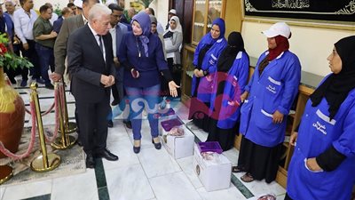 احتفالا بالمولد النبوي.. محافظ جنوب سيناء يُكرم عاملات النظافة