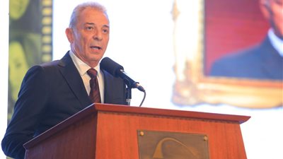 محمود حميدة خلال تكريمه بمهرجان الإسكندرية السينمائي: شخص مجهول لا يعرفه أحد