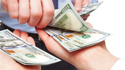 هل يحق للزوجة مساعدة أهلها من مال زوجها دون علمه؟.. «الإفتاء» تُجيب