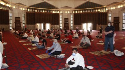 هل تجوز صلاتي للجمعة بالبيت على صوت إمام المسجد القريب مني؟