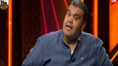النجم أحمد فتحي يبكي علي الهواء.. والسبب «زوجته»| فيديو