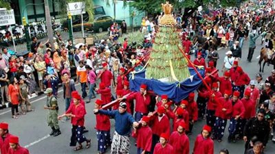  صور| بتلال من الطعام.. «غريبج مولود» احتفال إندونيسي مثير بالمولد النبوي