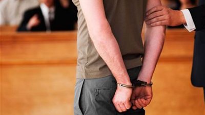 محاكمة عاجلة لعاطل اعتدى على زوجته وأسرتها في الشارع