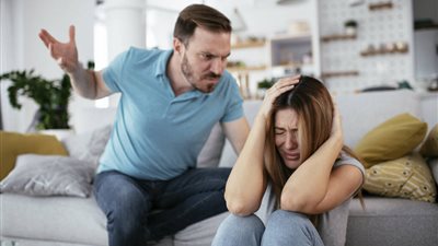 ما الفرق بين الرجل المؤذي والمسيطر؟.. استشاري يجيب