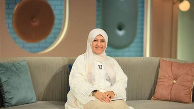 ماذا تفعلين لو ابنتك أحبت مدرسها؟.. إخصائية تجيب