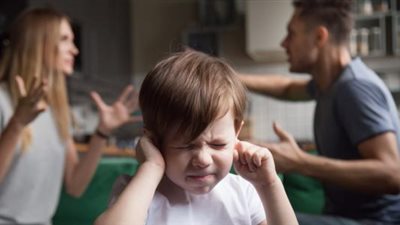 خبراء علم نفس يحذرون: العنف الأسري يُوّلد طفلاً جبانًا ومعقدًا