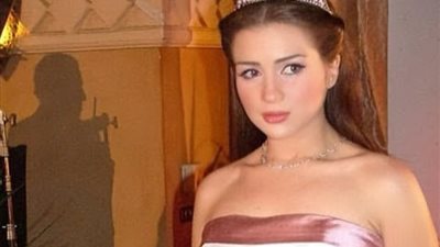 مي عز الدين تتبرع بفستان «عمر وسلمي» بمناسبة اليوم العالمي للقلب