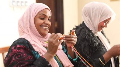 «لوني حياتك للأحلى».. نساء الأقصر يتعلمن الكروشية والمكرمية