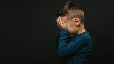 اغتالت براءته.. طفل يبكي بدموع الحسرة من تعذيب عمته.. وقوات الأمن تتدخل